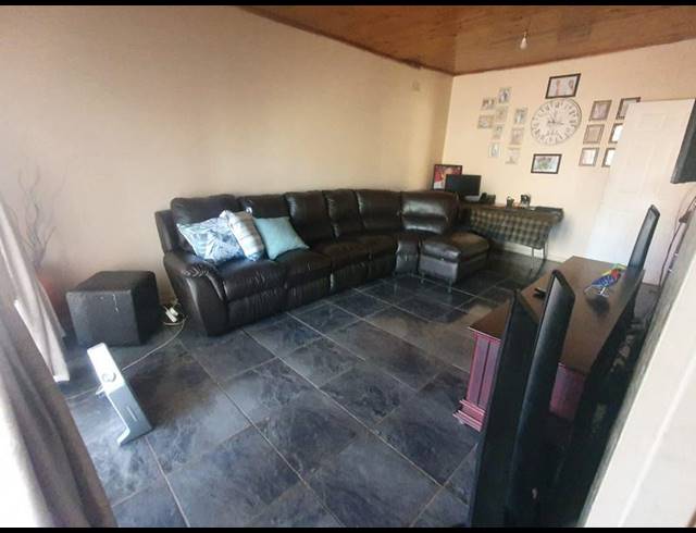 3 BEDROOM HOUSE FOR SALE IN THOKOZA EXT 2
